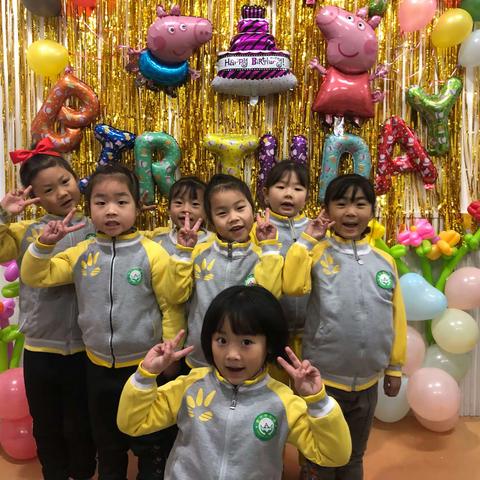 大二班小朋友祝大家元旦节快乐！