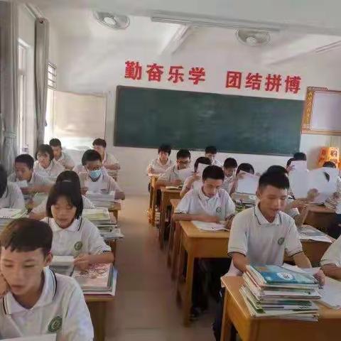 东简中学进行节假日交通、防溺水安全专题教育活动