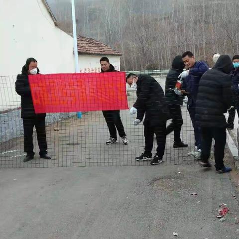 不忘初心、牢记使命，疫情当前，为做好防护工作，花龙潭村党支部书记窦京森，带领全村党员，奋战在一线。