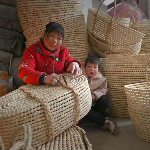 聚焦非遗    巧手编出幸福来