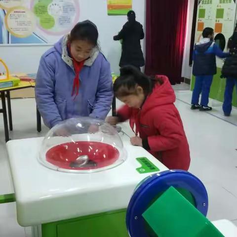 仁风镇中心小学学生参观山东省校园流动科技馆