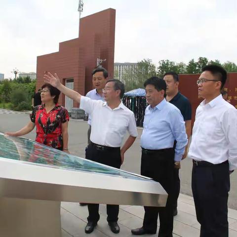内蒙古师范大学校长云国宏一行视察巴彦淖尔市第一中学