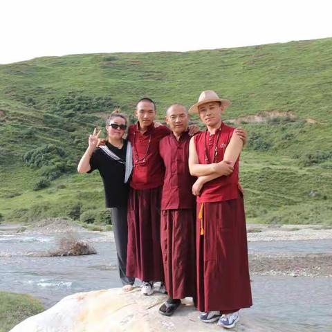 ཤེས་རབ་བོད་སྨན་ཁང་གི་སྨན་པ་དང་གྲོགས་པོ་རྣམས་སྤང་རྗོངས་སྟེང་དུ་སྤྲོལ་བསྐྱིད་ཀྱི་སྐབས་འདྲ་པར།