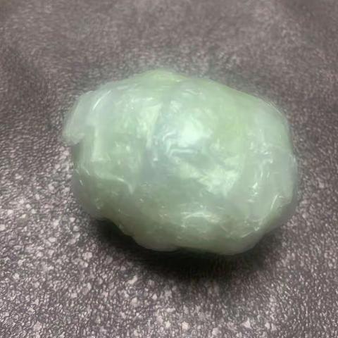 今天早上我起床把一个可爱的🥚用保鲜袋包好用胶带粘上，我小心翼翼的放进口袋里面。蛋宝宝陪我读书，