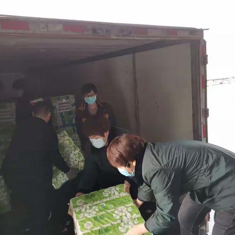 助力抗疫攻坚战  绿衣使者传递爱
