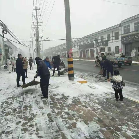 南市镇街道清扫积雪。
