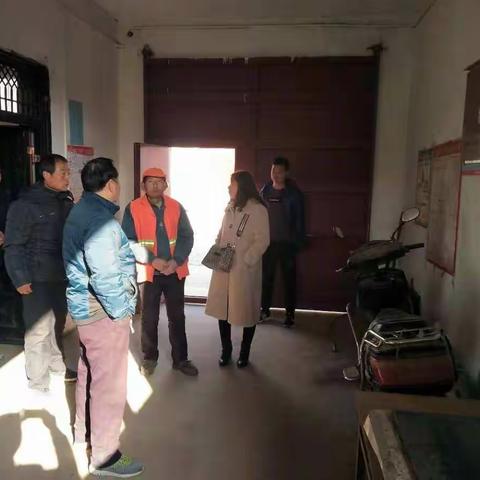 12月5日南市镇陈书记陈镇长王镇长及人居办南市工作及，环卫站领导在陈良村检查整治村容村貌及贫困户户容户貌
