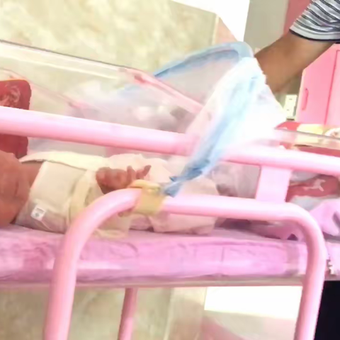 超级奶爸给宝宝换尿片记