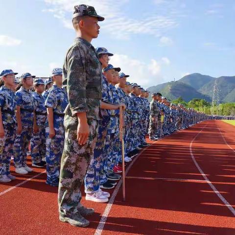 迷彩共蓝天一色      梦想与壮志齐飞——赤城中学2020级新生军训札记