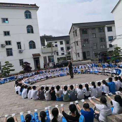 一根细绳举壮汉，两只巧手扎染袋——记赤城中学七年级龙溪田园研学之旅