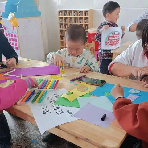 太阳镇中心幼儿园小二班的手工制作活动