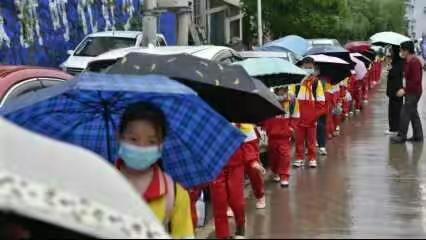 防控保学两手抓 初夏始迎学子来