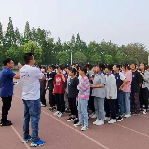 体育点燃激情，艺术精彩人生——舞钢市第二高级中学体育文化艺术活动周正在进行