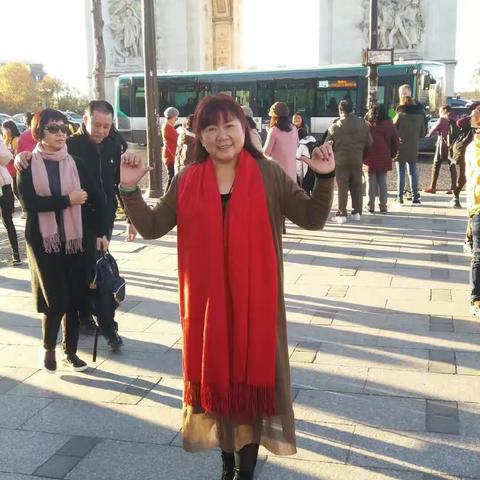 金秋十月，欧洲飘着金色灿烂的枫叶，和兄弟姐妹们一起游玩，大雪纷飞飘落在身上感觉大自然美极了