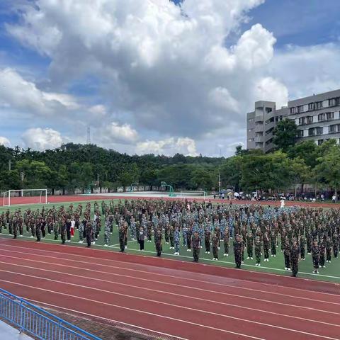 迷彩青春扬斗志，意气风发少年行——海南师大琼中民族思源实验学校新生综合素养提升训练纪实