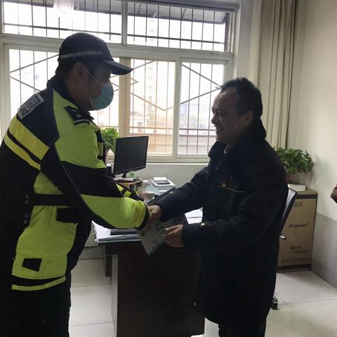 渭滨铁骑走进客运站开展交通安全知识宣传