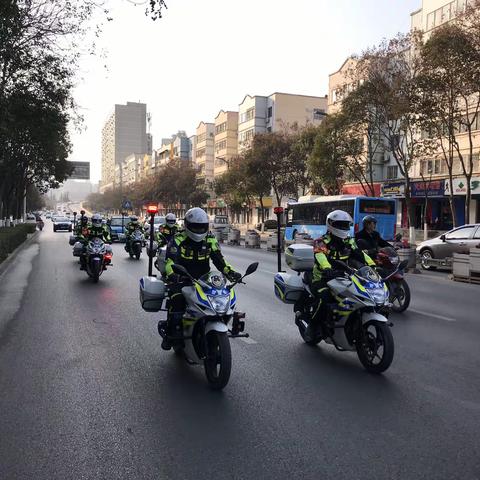 渭滨铁骑整治乱停乱放 规范交通秩序不放松