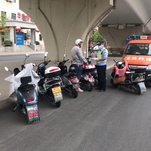 渭滨铁骑持续开展机动车违停和一盔一带整治