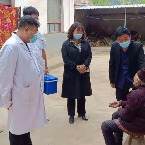 进村入户接种疫苗，坚决筑牢防疫屏障