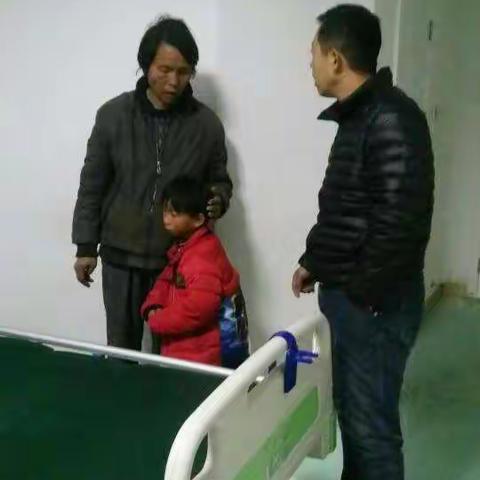 薛峰卫生院护送香山村精准扶贫户杨自勤孩子杨果果就医