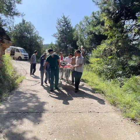 争分夺秒    头顶烈日   抢救车祸患者