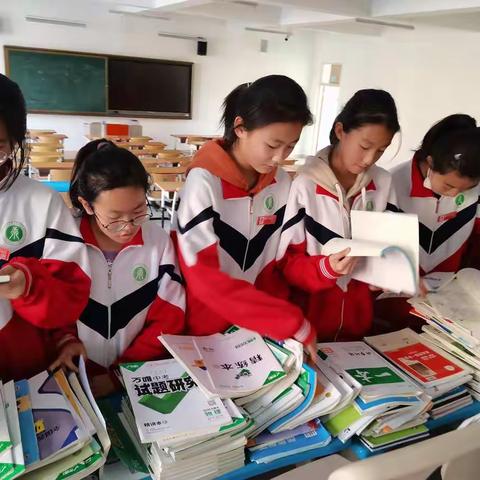 “秋风送爽•余书传香”——师大附二中“地理视界”社团开展图书义卖活动