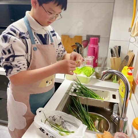 劳动带来智慧之制作纯手工饺子🥟（手擀饺子皮），绣湖中学708殷宇航