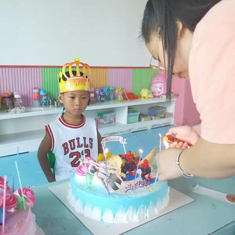 全园恭祝吴皓宇小朋友生日快乐，祝小帅哥健健康康快快乐乐，越来越帅气。