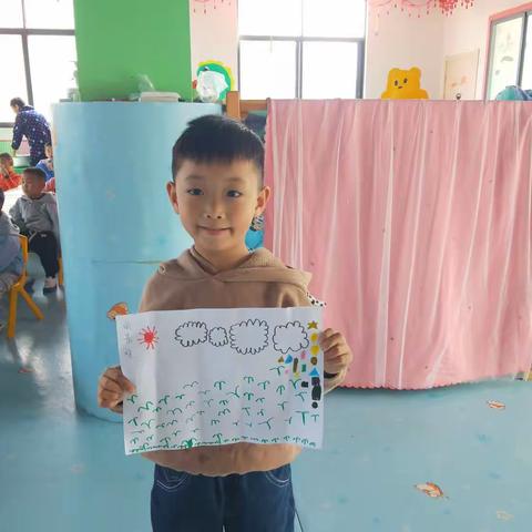 主题是大班绘画课_童年很短，快乐很长。画笔很小，创意很强，世界多彩，要用画笔画一画。