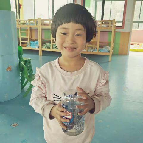 大班学前班的家长注意查看信息了，主题是《今天我们种红薯了》。