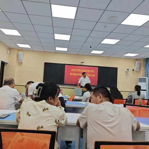 南阳市职业教育与成人教育研究中心薛喜同主任莅临我校指导工作