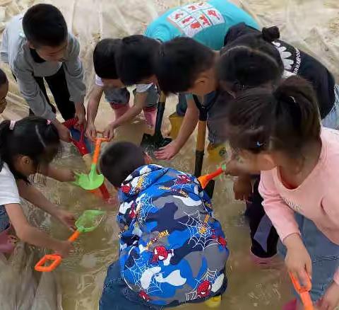 芦溪镇第一中心幼儿园‍♀️——大二班《沙池里的水上乐园》🏄‍♀️🏄‍♂️