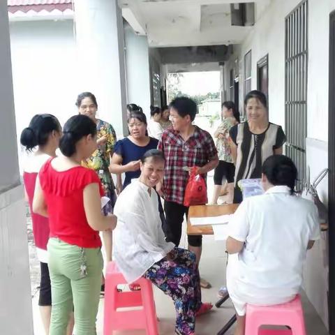 儋州市八一医院到英岛居免费为妇女“两癌”排查健康体检活动