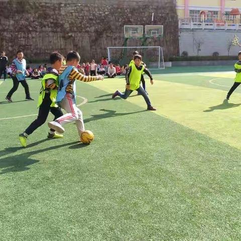 运动    健康     快乐     阳光                                ——镇安县第二小学五年级足球联赛