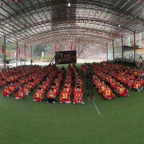 石阡县本庄镇小学组织学生赴石阡甘溪(炬峰)红色文化基地开展“赓续红色血脉，树立国防意识”主题研学教育活动