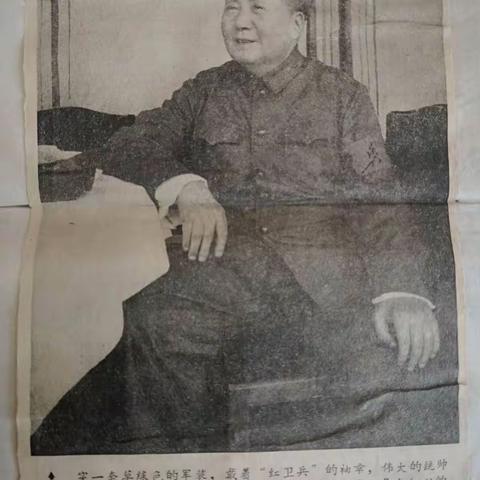 六十年代的伟人照，今天看到依然是那么亲近。我们忠心爱戴的伟大领袖毛主席万岁！