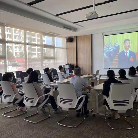 热烈祝贺中国共产党第二十次全国代表大会胜利召开，六道大社区综合服务中心组织收听收看党的二十大开幕盛况