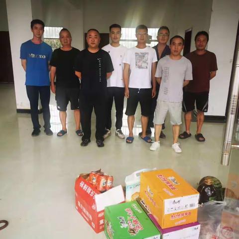 炎炎夏日送凊凉、聚心聚力鼓干劲