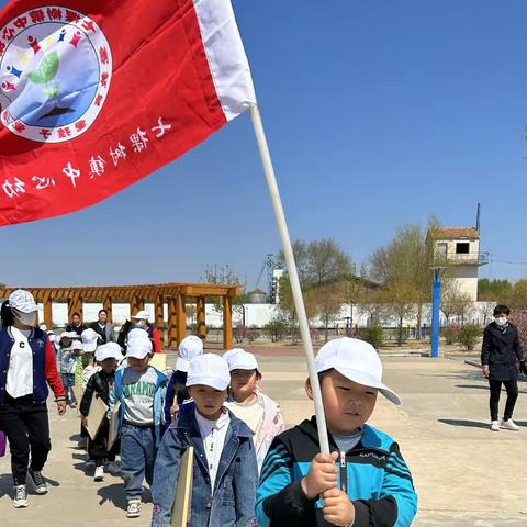 “不负春光，相约春天”七棵树镇中心幼儿园走进人民广场，寻找春天主题活动