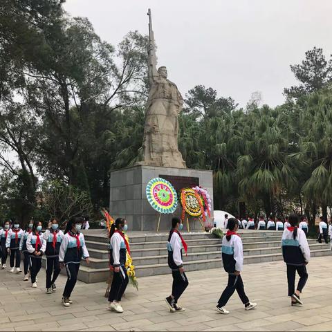 缅怀革命先烈，弘扬红色精神——田东县第四中学少先队扫墓活动