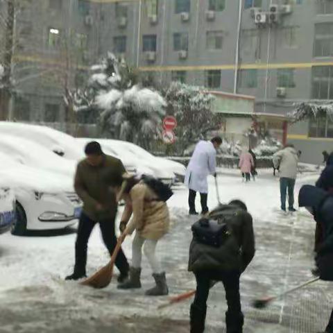         岁首雪花飘洒来，九院人们忙起来