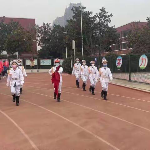 五星红旗迎风飘扬，新征程里扬帆起航——召陵区实验中学小学部举行2023年新学期首次升旗仪式