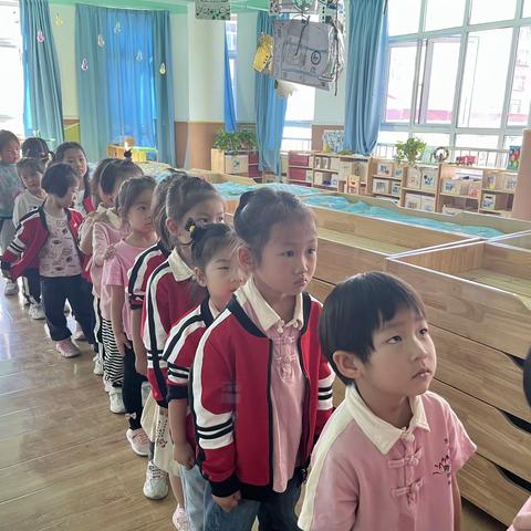 多喝水乐淘淘——机关一幼中二班饮水入厕常规活动