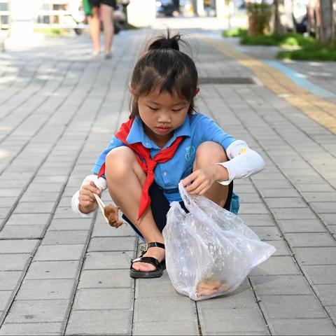 随手拾垃圾，做最美学生—记白龙桥小学风犬中队小小清洁工活动