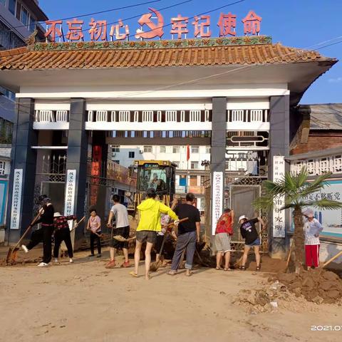 2021年7月20日，河南省巩义市站街镇南瑶湾村遭受强降雨，村委被洪水淹没，1800多名群众受灾。