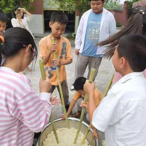 拔山镇八德小学2022年中秋节打糍粑活动
