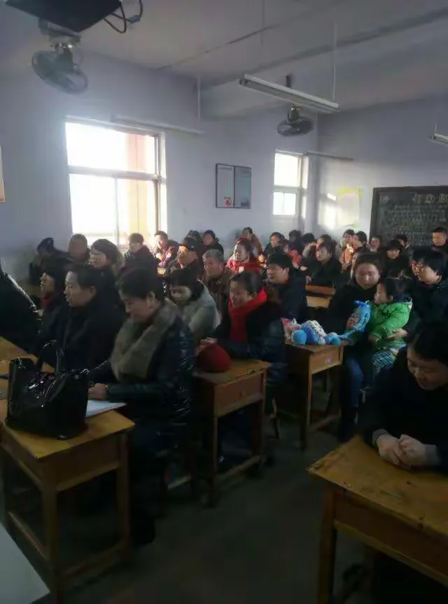 简篇-两个教育者——学校和家庭!新汶街道孙村中心小学家长会。