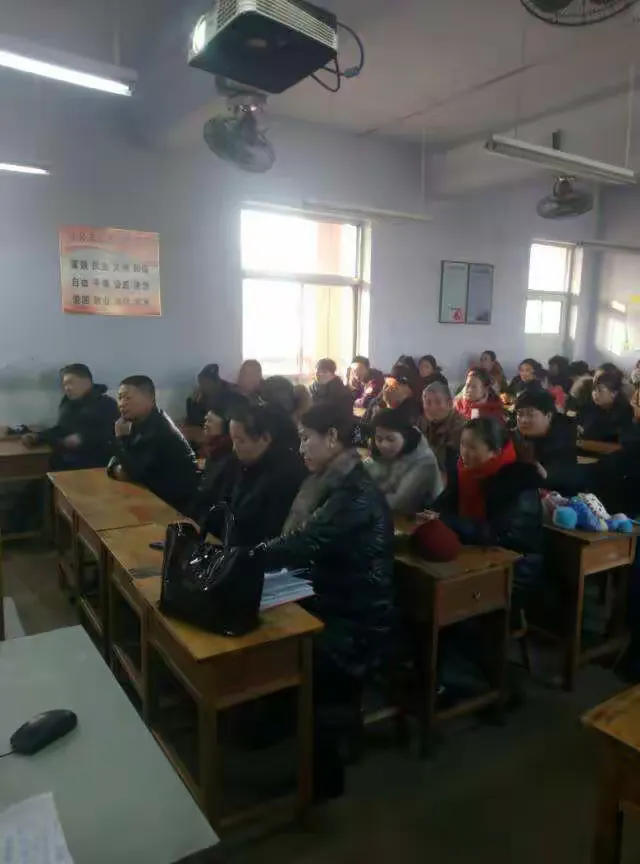 简篇-两个教育者——学校和家庭!新汶街道孙村中心小学家长会。
