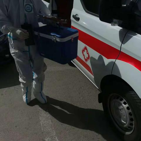 中心支部领导甘做核酸样本“搬运工”。