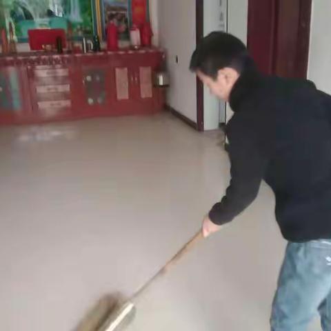 台头中心学校6.4班创建卫生环境，你我齐心协力